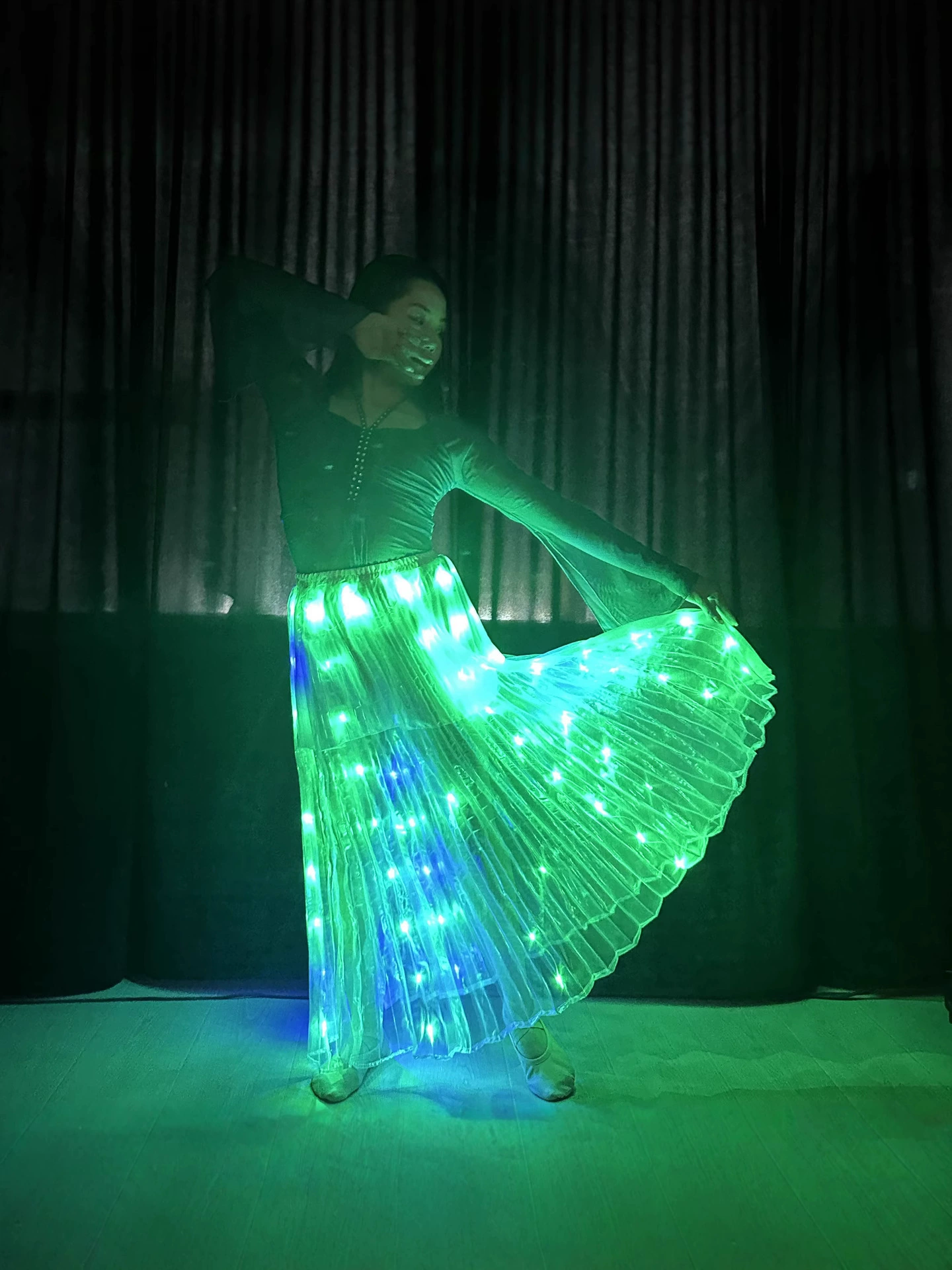 LED светлая юбка белого цвета, зажимающиеся предметы одежды для выступлений танца живота, европейский и американский стиль, сексуальная большая юбка