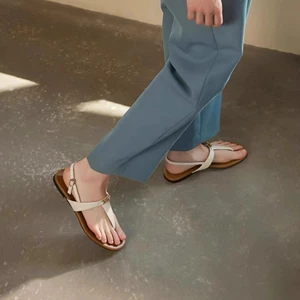 Солнечный Qian's Tyme 73-часовые прыжки в отпуск 2025 летние новые ноги T-Buckle Roman Sandals для женщин
