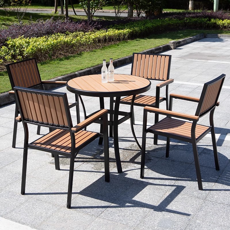 80 mesa redonda cuatro sillas de madera de plástico