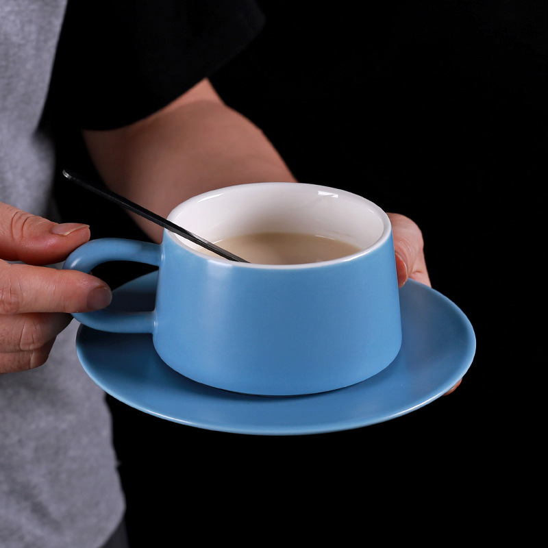 Taza de café de cerámica azul de alto valor con cuchara simple mate taza de agua creativa taza de té de la tarde casera