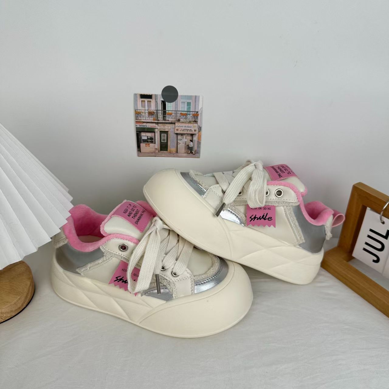 Yuanbo2024 invierno estudiantes calentamiento de algodón zapatos de mujer de suela gruesa de altura baja con zapatos de lana de estilo coreano
