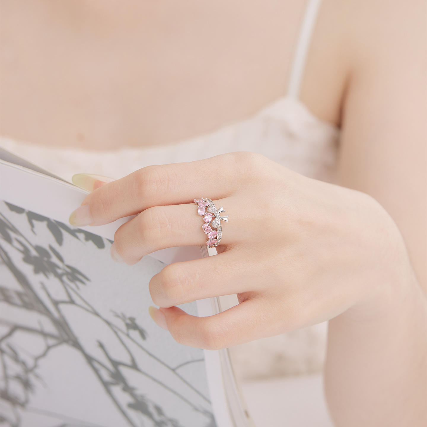 Xuping serie de arco dulce y suave anillo de aleación de cobre chapado blanco ligero anillo de lujo damas al por mayor
