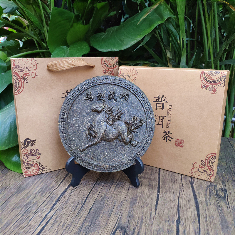 厂家批发马到成功普洱茶雕牛皮纸礼盒装云南茶叶工艺茶雕居家摆件