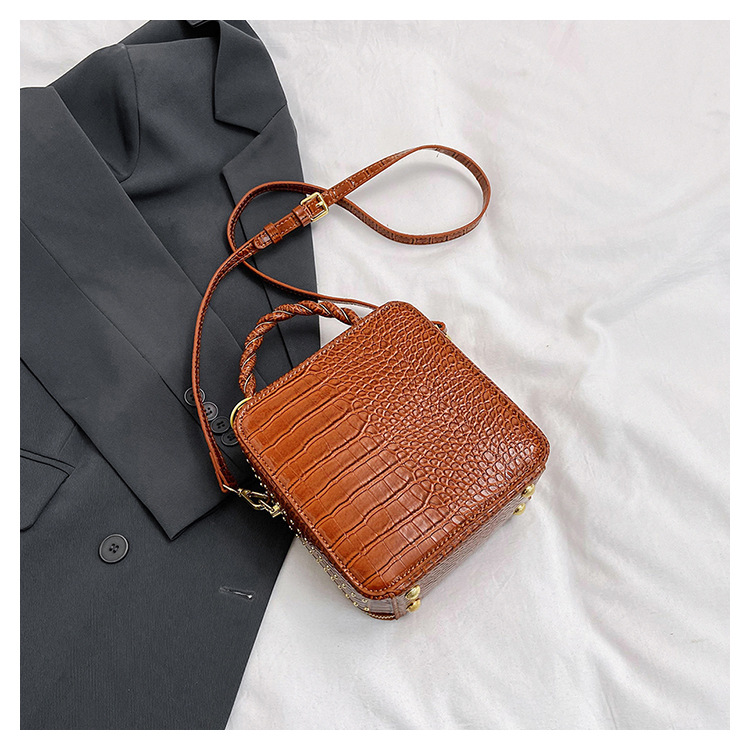 Women's Medium Pu Leather Geometric Solid Color Streetwear Zipper Handbag display picture 5