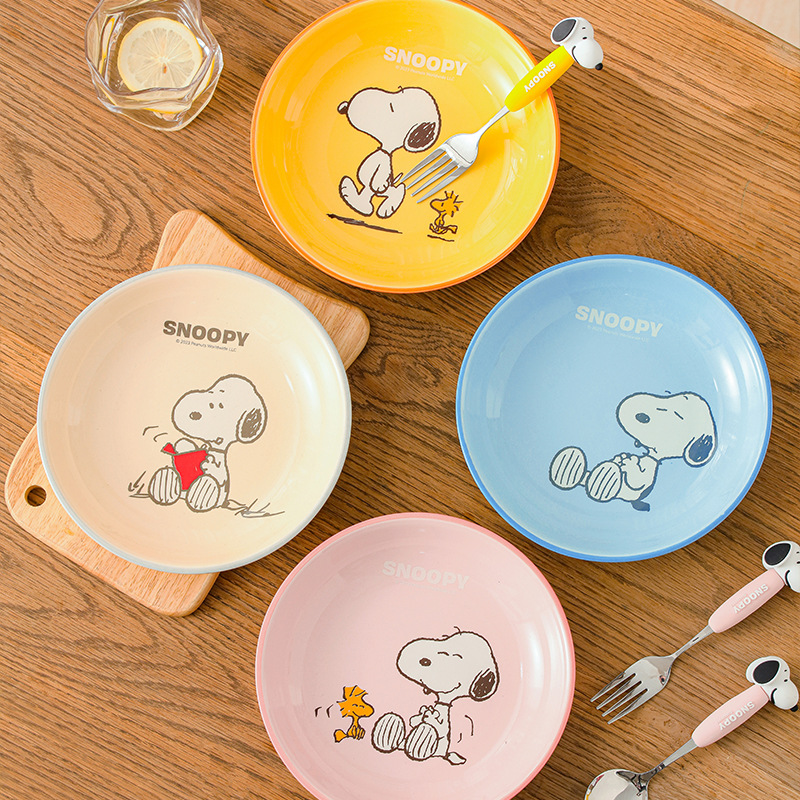 Snoopy co-marcado snack platos de frutas platos de cerámica platos redondos resistentes a altas temperaturas platos de dibujos animados regalos de vacaciones