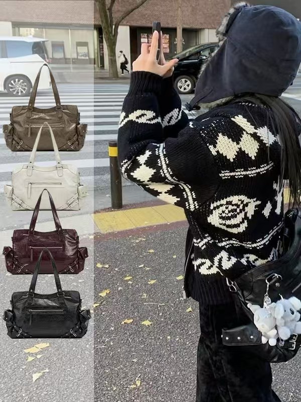 2025 invierno versátil gran capacidad remaches bolsa bolsa de locomotora de PVC mujer bolsa de locomotora al por mayor color mezclado MOQ 1 pieza dientes de perro