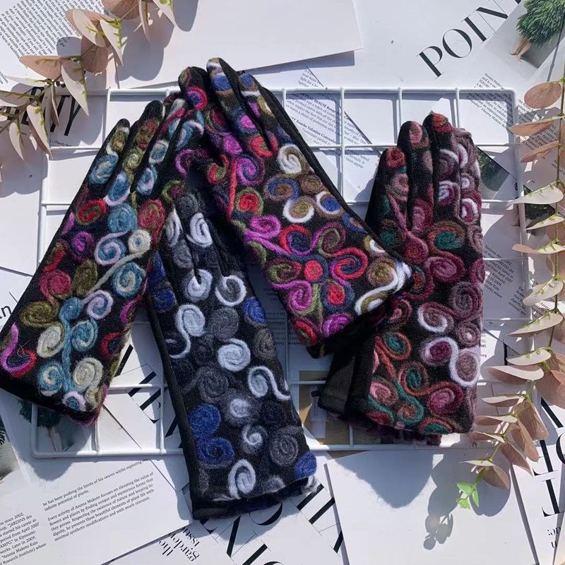 冬のスエードの手袋の女性の手の甲の刺繍の保温の手袋は手袋の屋外のタッチパネルに乗ることに乗ります。|undefined