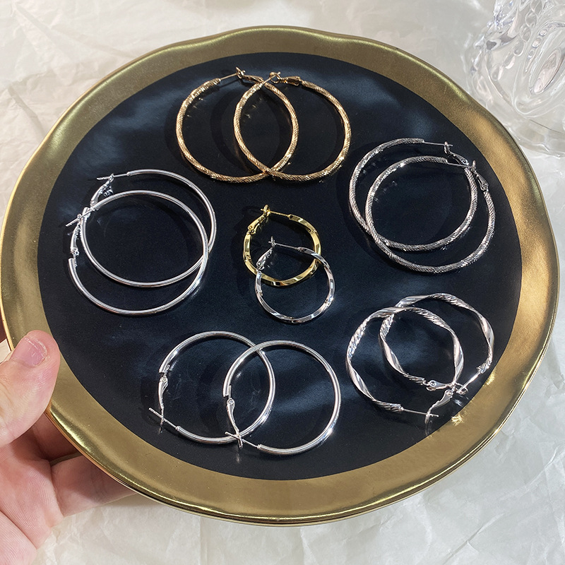 Nuevos desplazamientos de moda con pendientes de círculo grande, ligero y lujoso, temperamento femenino de alta gama, botones para los oídos, Orejeras de círculo vegetariano, agujas para los oídos