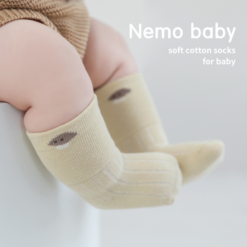 2022 Otoño e Invierno Nuevos calcetines para bebés boca ancha boca suelta calcetines para bebés recién nacidos dibujos animados lindos calcetines de algodón sin hueso a media pierna