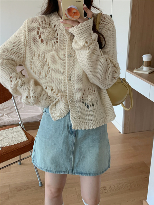 秋の新型の優しい怠惰なセーターのコートの花のカーディガンの透かし彫りの上着の女性のゆったりしたニットの上着の外着|undefined