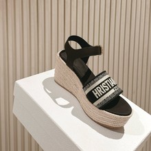 高品质!坡跟高跟羊皮刺绣字母凉鞋女夏羊皮一字型厚底松糕底外贸