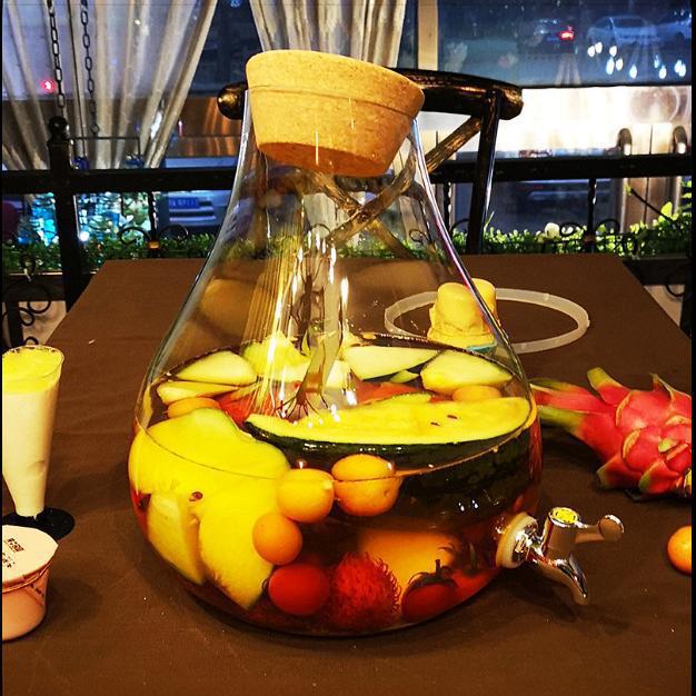 Jugo de gran capacidad con tapones de madera con grifo vidrio transparente frasco de vino 8L botella de agua fría roja de red fría fría frasco de bebidas comerciales