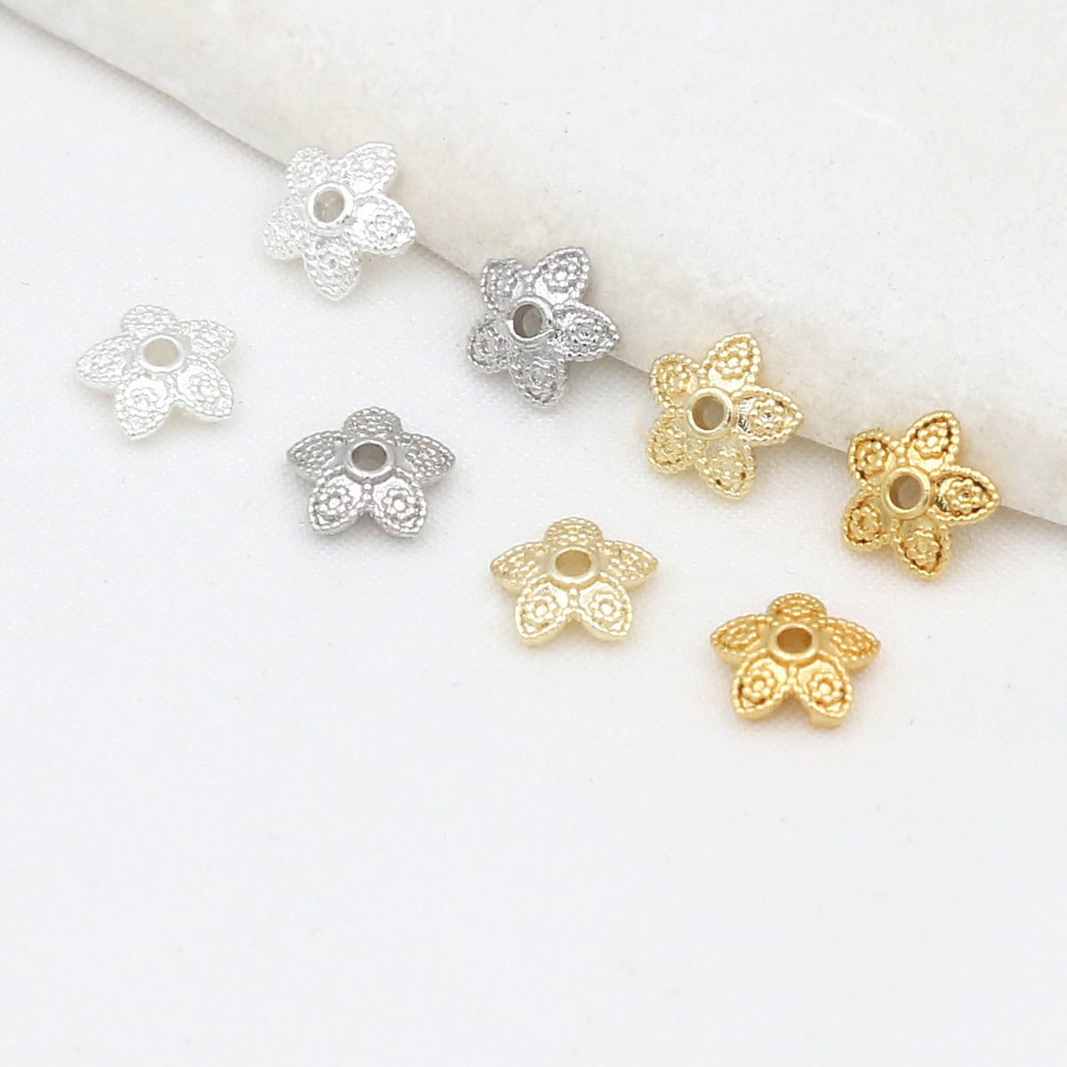 Suministro directo de fábrica 18 quilates de flores huecas de oro real, protección del color de oro DIY, tapas de flores con cuentas hechas a mano, accesorios con cuentas C16