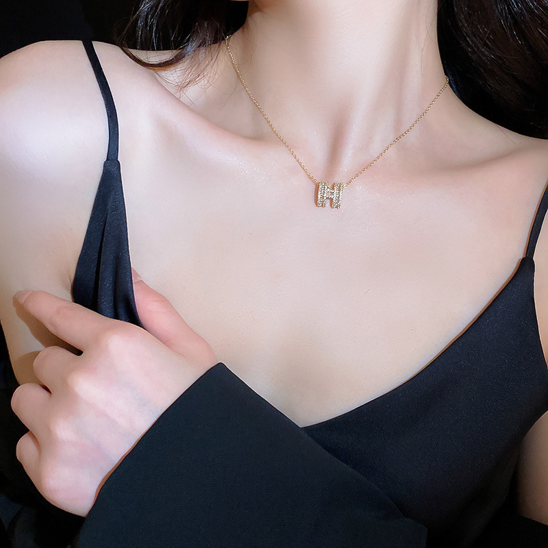 本物の金メッキジルコンのアルファベットのペンダントのネックレスは小さくてシンプルです。|undefined