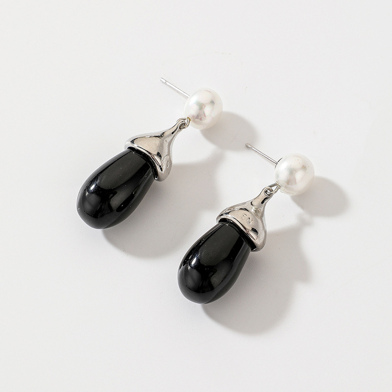 Fashion Black Resin Drop Pearl Earrings European And American Retro Earrings Female display picture 3