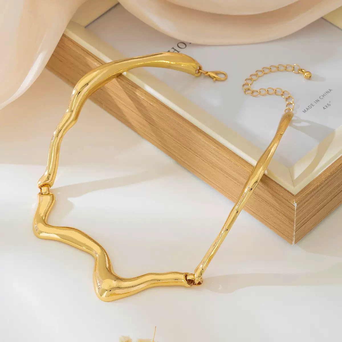 Europa y América de moda transfronteriza personalidad exagerada de metal pesado de Oriente Medio irregular dorado collar de mujer ondulada
