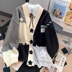 デザイン感のある小衆のセーターのコートの女性はゆったりとしていて、怠惰な風があります。