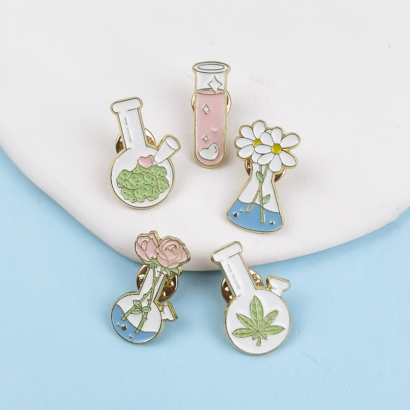 Serie de química creativa Broche Florero de dibujos animados Mochila Decoración Hebilla Personalidad Accesorios de insignia de aleación de todo fósforo