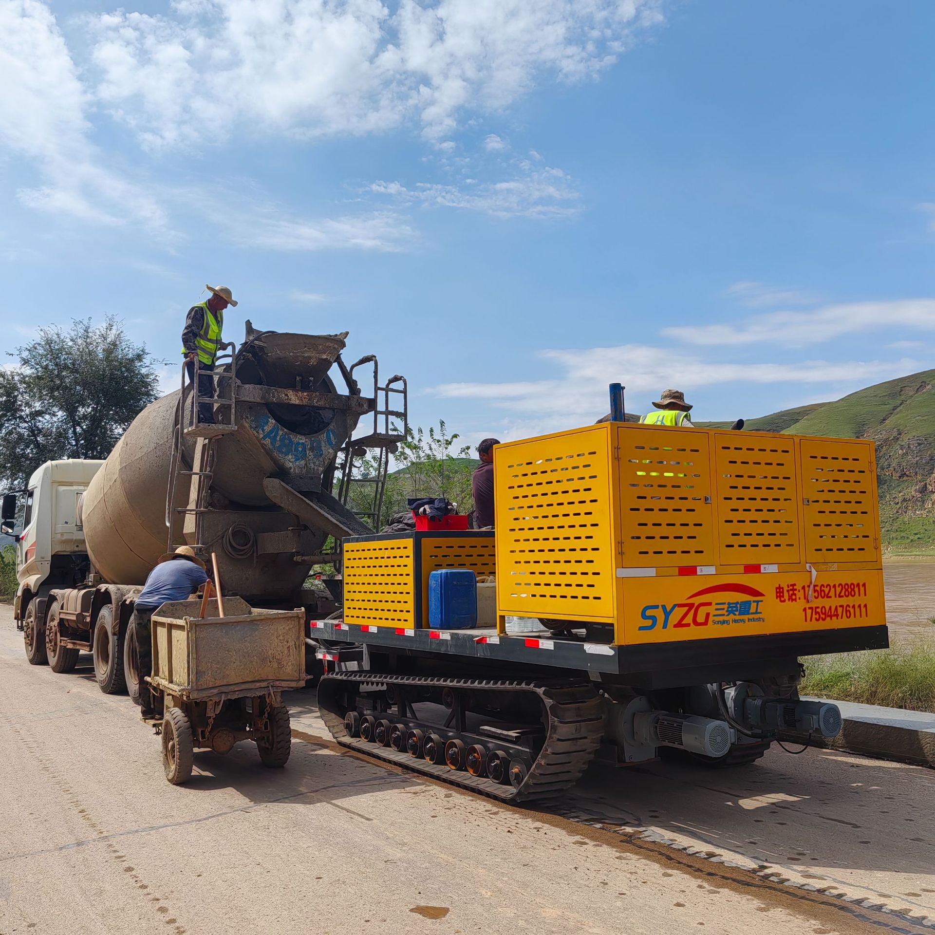 混凝土路缘石滑滑模机全自动履带式成型机农田沟渠一次成型机厂家