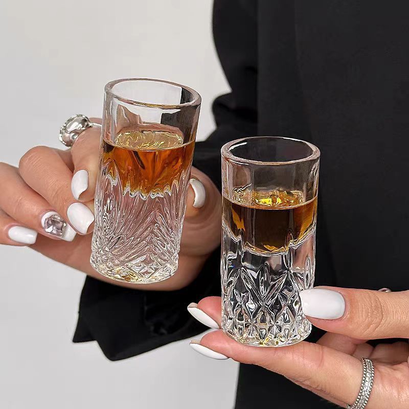 Nuevo ligeramente lujoso relieve de vidrio grueso taza de vino blanco de vino de gemas pequeño hogar un sorbo de vino