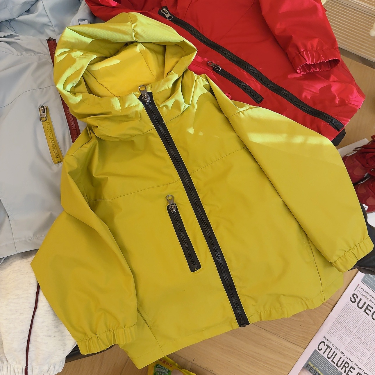 Niños nuevos chaquetas de vestir 2026 primavera nuevo chaquetas deportivas encapuchadas al aire libre image 4