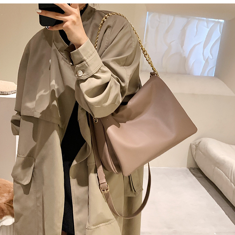 Autumn And Winter Retro Large-capacity Bag 2021 New Bag Female Chain Messenger Bag display picture 6