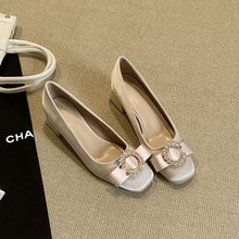 潮不南~法式温柔配裙子粗跟浅口单鞋女春季蝴蝶结缎面方头高跟鞋