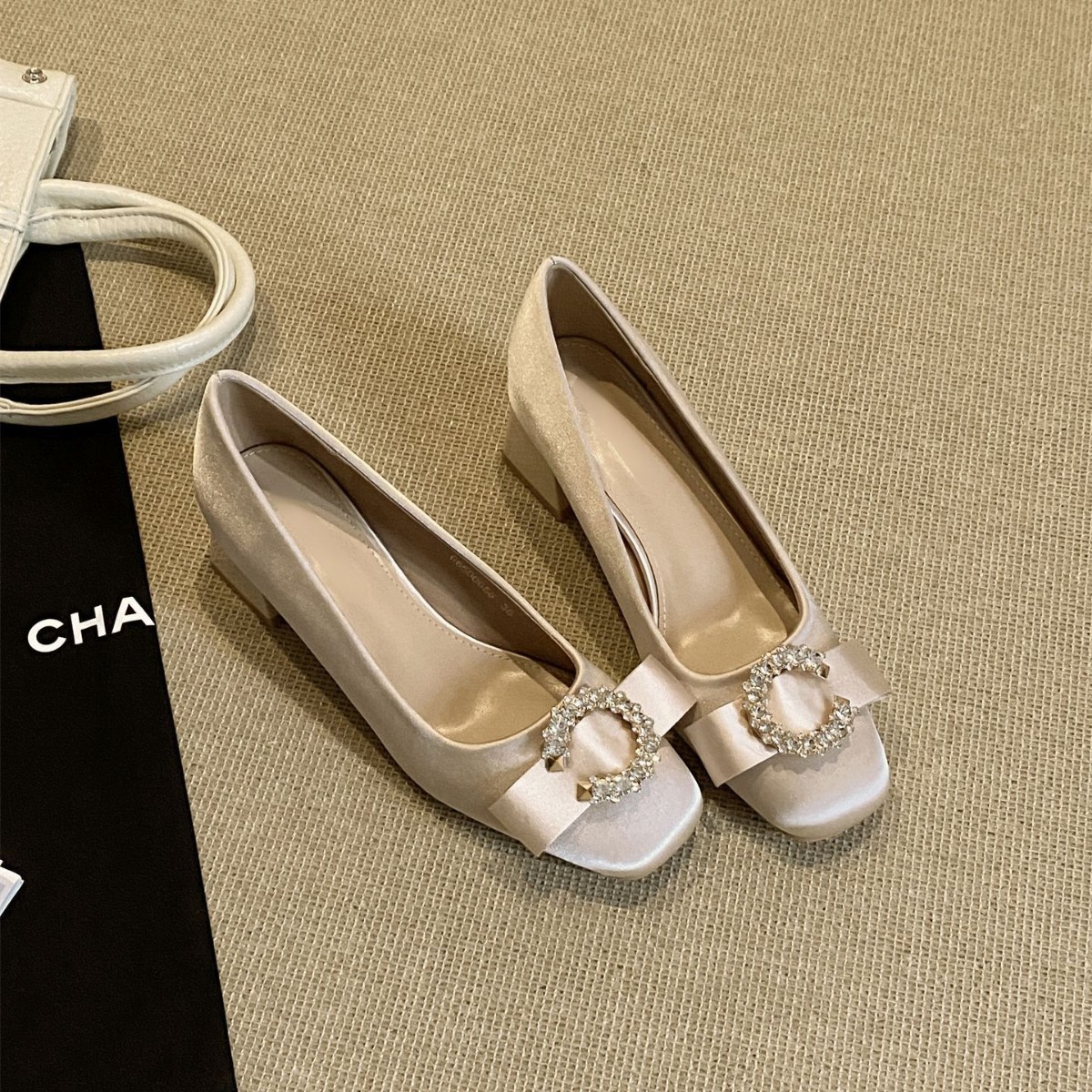 潮不南~法式温柔配裙子粗跟浅口单鞋女春季蝴蝶结缎面方头高跟鞋