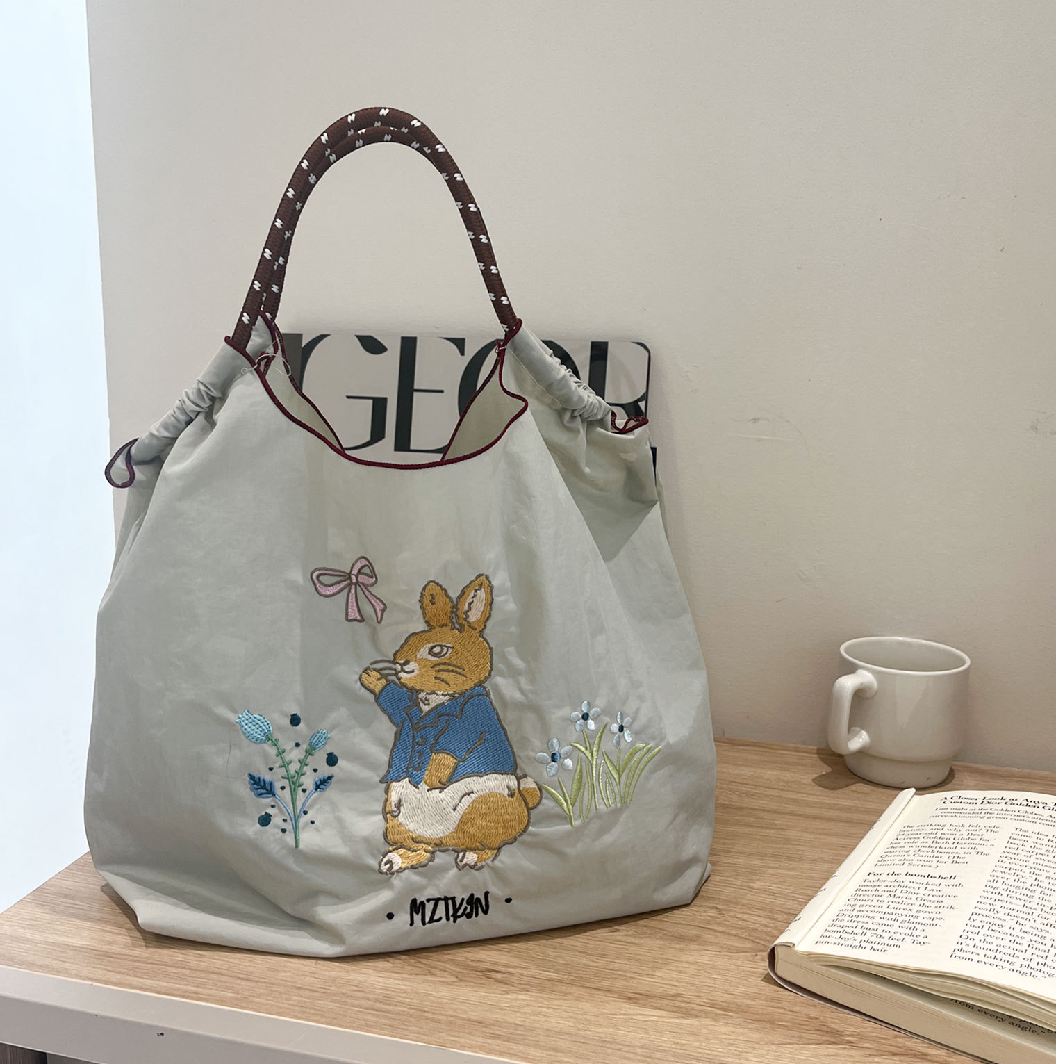 밝은 회색 목가적인 토끼