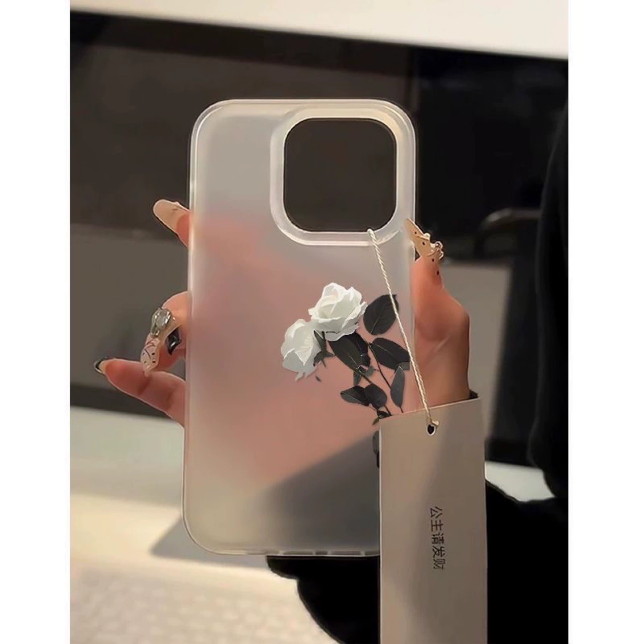 Чехол для телефона (Apple) iPhone 16/15/14/13 серии — матовый ТПУ с белым рисунком розы