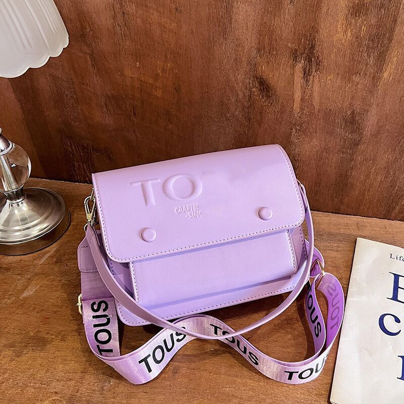Nueva textura europea y americana personalizada Oso de cercanías Bolsa de mensajero portátil de moda Estilo occidental transfronterizo bolso de las mujeres 2023 Otoño e Invierno