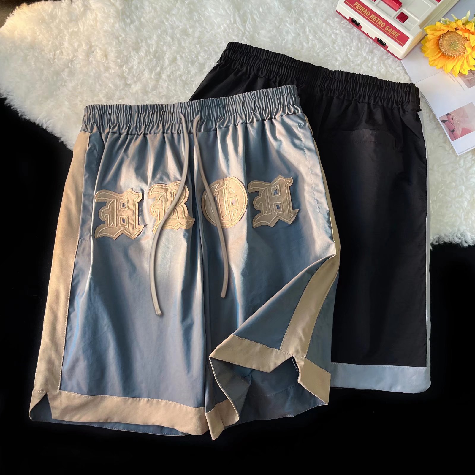 2024 Primavera/Verano Marca de moda callejera europea y americana Nuevos productos Camaleón con sentido de la luz Bordado de color de contraste Moda Deportes Casual Shorts Hombres