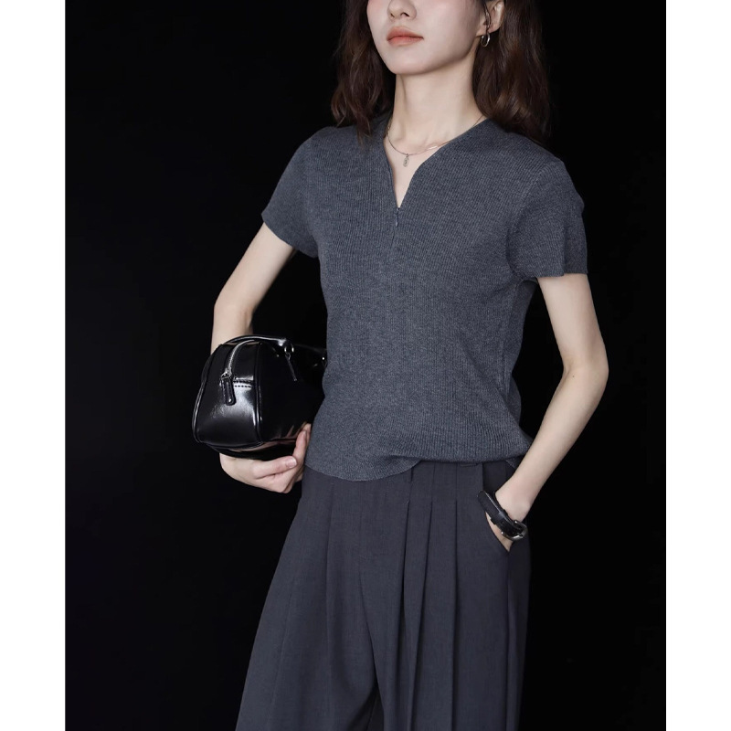Áo thun nữ cổ chữ V tay ngắn phong cách vintage — màu xám đậm, màu xám nhạt chi tiết 4