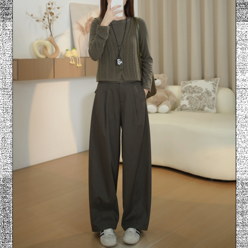 Stylish and casual outfit for petite women, autumn 2026 new collection: loose-fitting, slimming wide-leg pants with a high waist and a straight, curved-leg design Stylish and casual outfit for petite women, autumn 2026 new collection: loose-fitting, slimming wide-leg pants with a high waist and a straight, curved-leg design