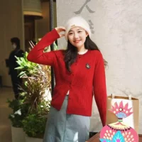 Xiaohe 25 ранней весной новый красный шерстяной трикотажный кардиган Рождественский Новый год Китайский красный логотип 1242C2141801