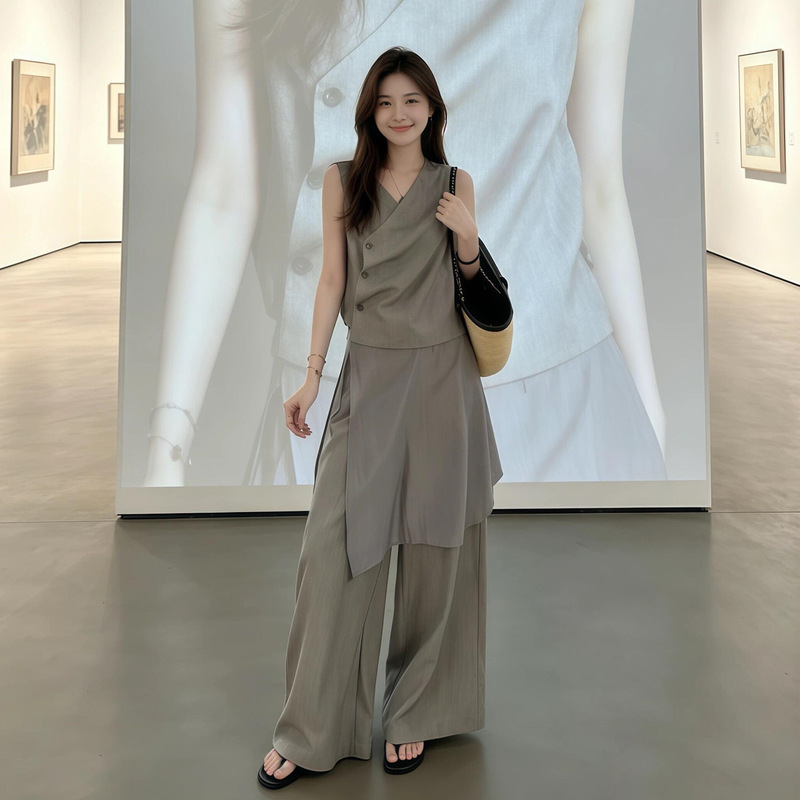 2026 Super Trendy Outfit: a Complete Set of Stylish Gray Sleeveless Vest Top and Women's Summer Wide-Leg Pants Two-Piece Set