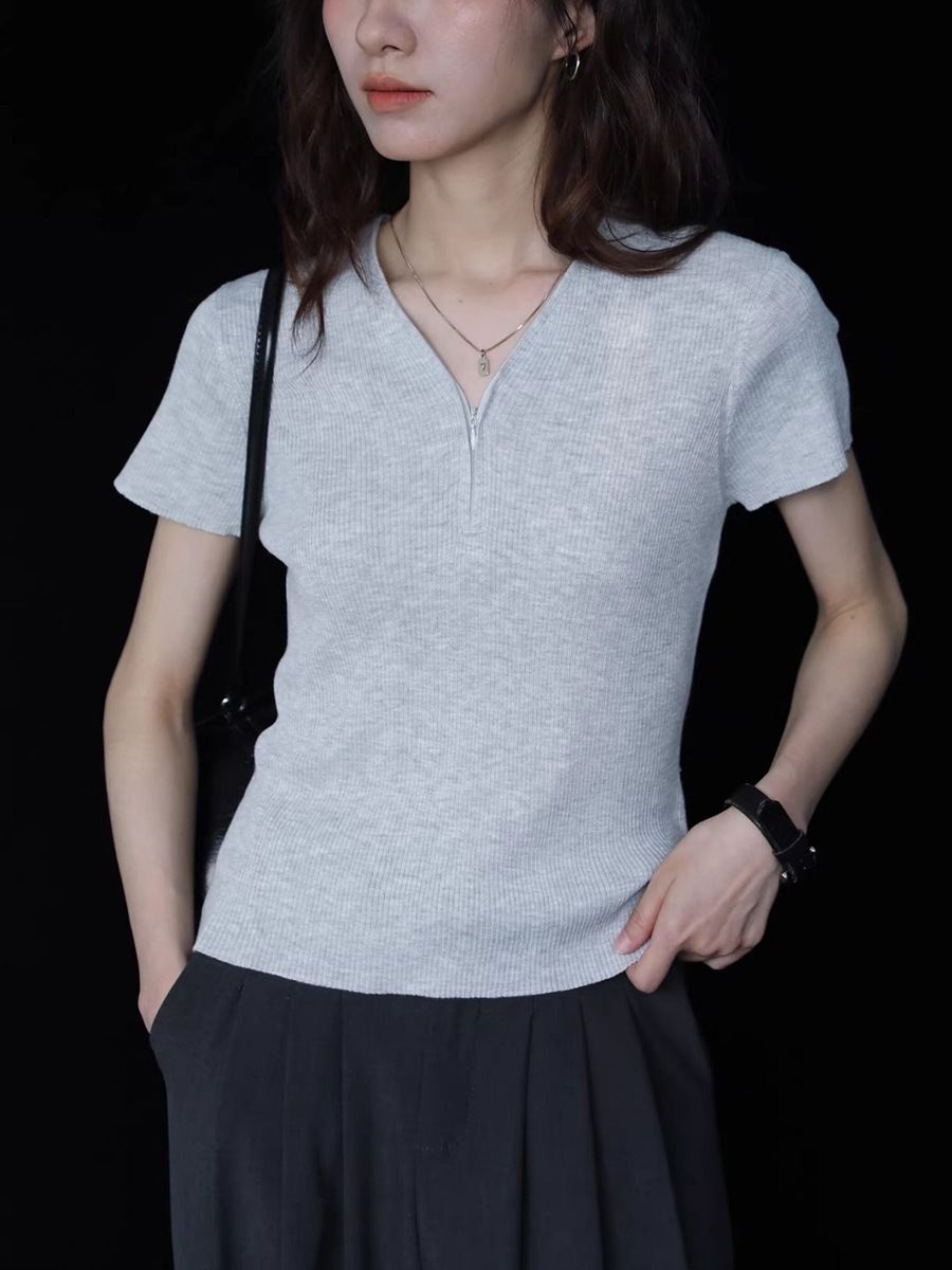 Áo thun nữ cổ chữ V tay ngắn phong cách vintage — màu xám đậm, màu xám nhạt