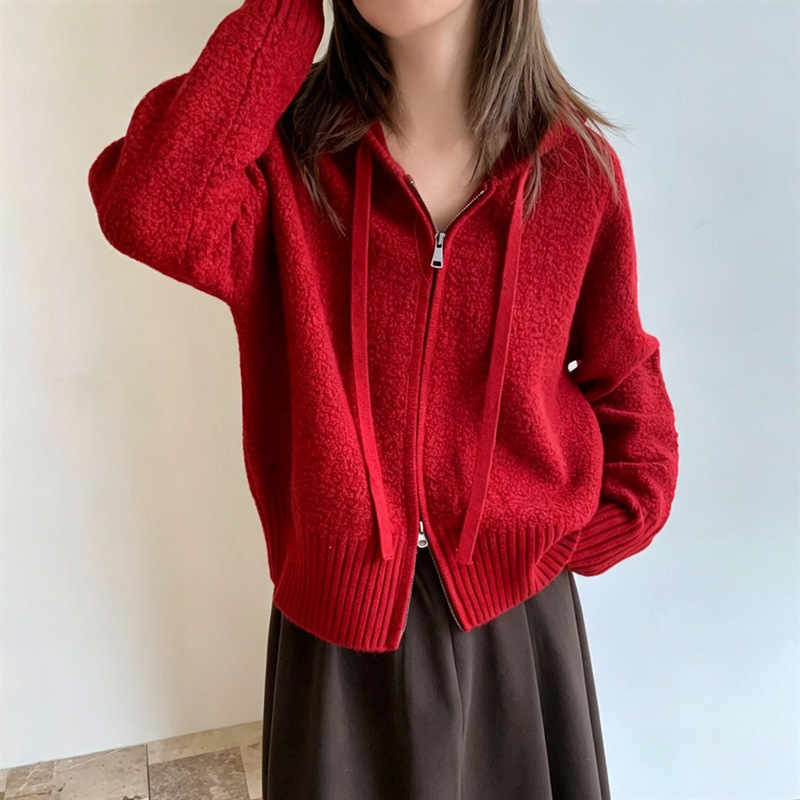 Honghe Knitting Factory produces and sells its own products: New Year red hooded zip-up knit top for women, casual and versatile cardigan