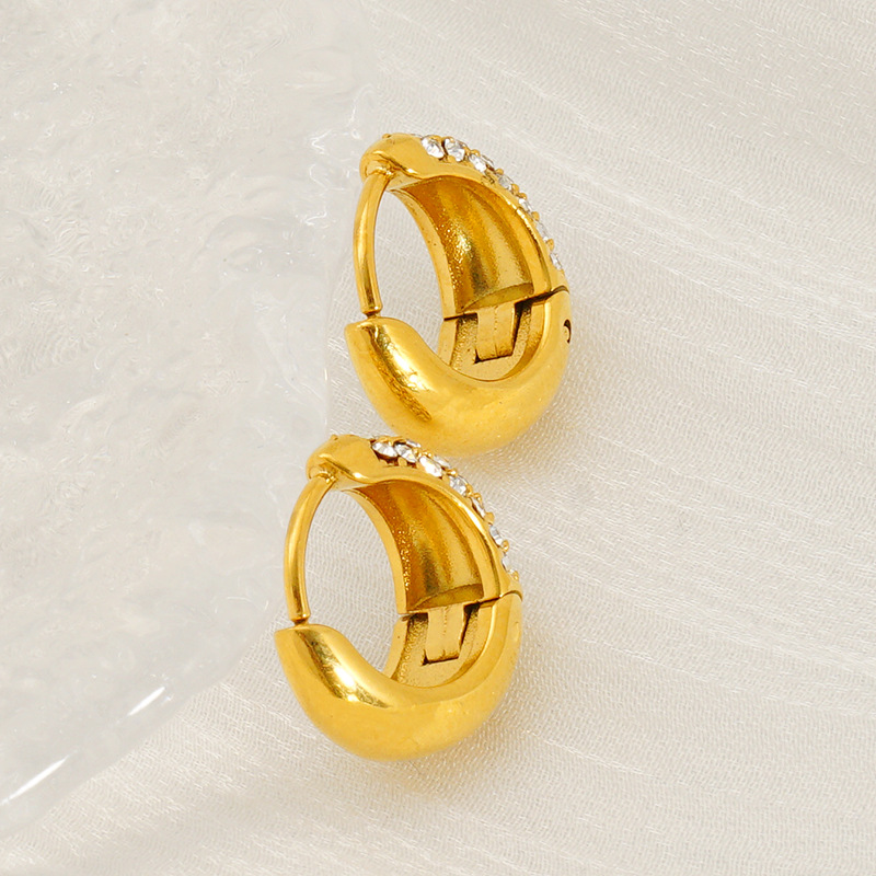 Nuevo crossover europeo y americano gypsophila hebilla de oreja de acero inoxidable moda semi-ovalada con diamantes pequeños aretes de acero de titanio fragantes mujeres