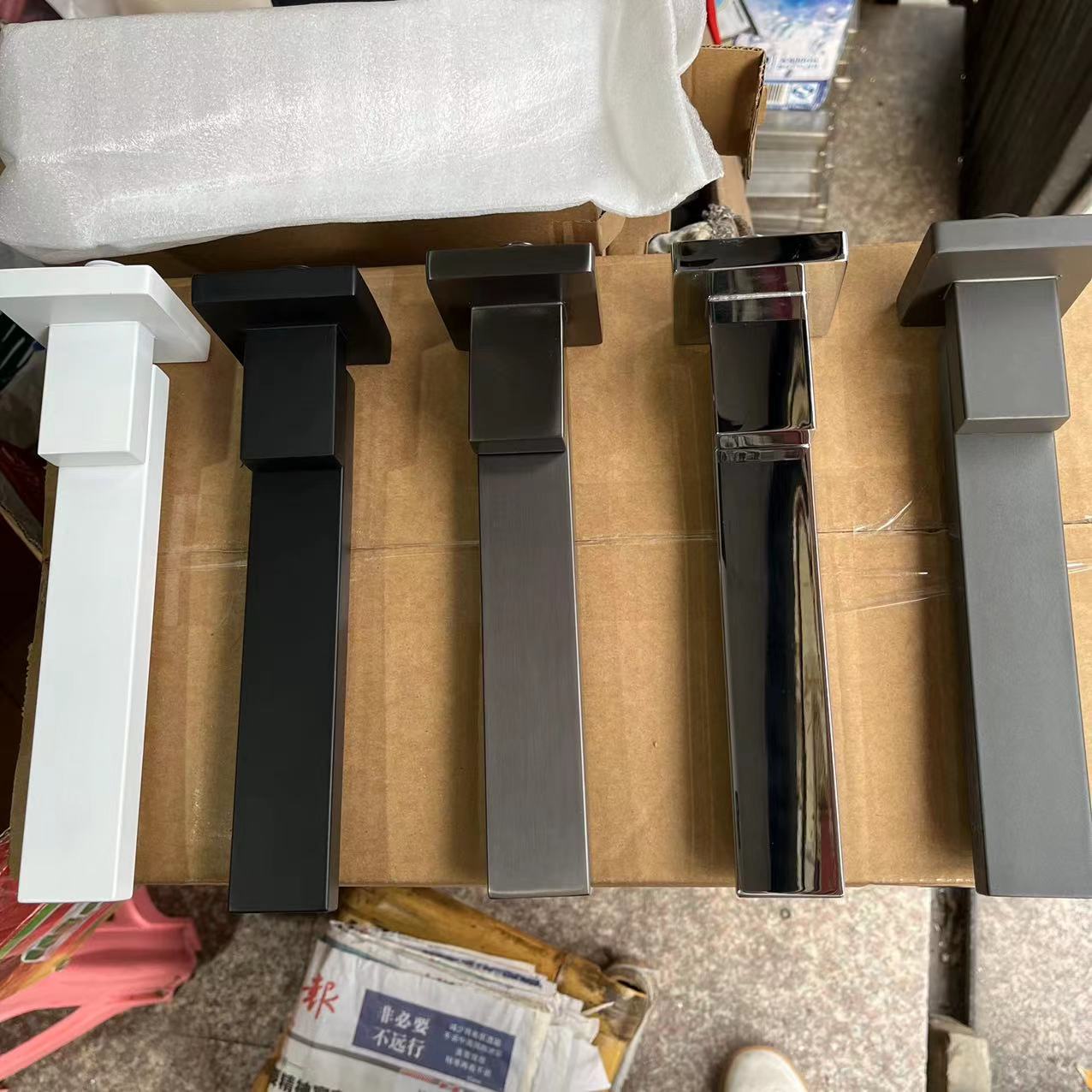 Latón oscilación boquilla de salida incrustado en la pared bañera cuenca giratoria de agua fría y caliente grifo de la ducha boquilla de salida Accesorios