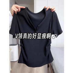 新商品のピットバーの不規則な肩の半袖tシャツの女性の夏のvネックの上の服はやせて腰のしわを収めて独特で独特です。