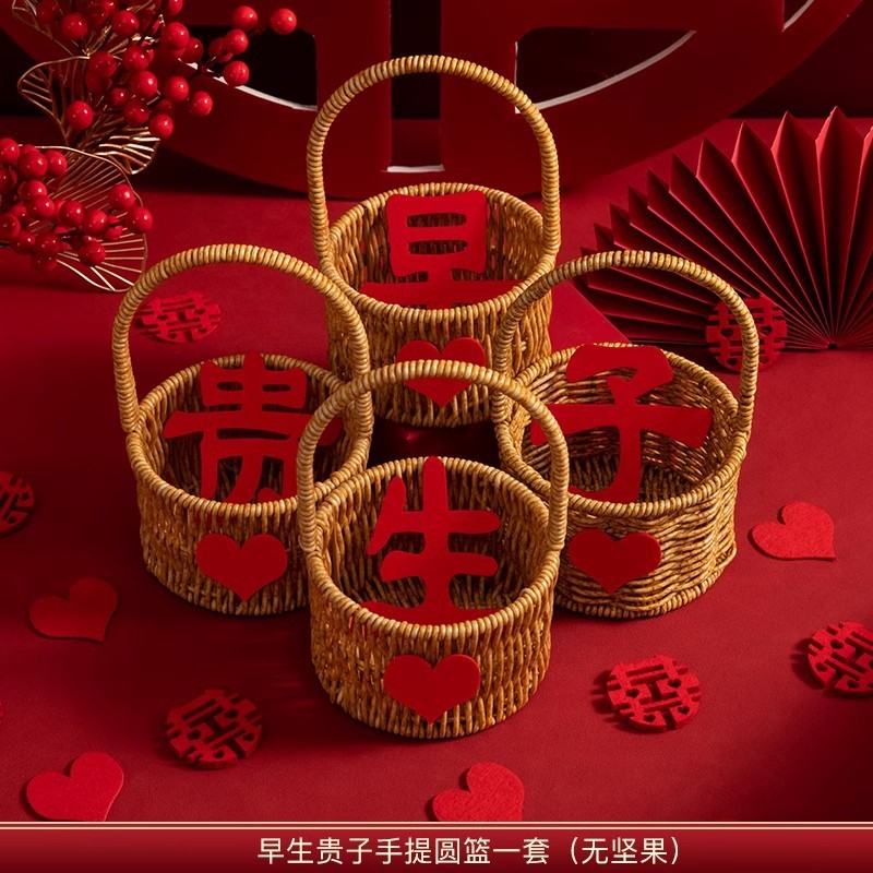 早生貴子ドライフルーツセット結婚ベッドに金型結婚式の婚約テーブルに四宮格ドライフルーツ箱を置く|undefined