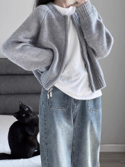 グレーの短いセーターのコートの女性の春秋2025新型のゆったりした厚いファスナーのカーディガンの長袖のニットの上着