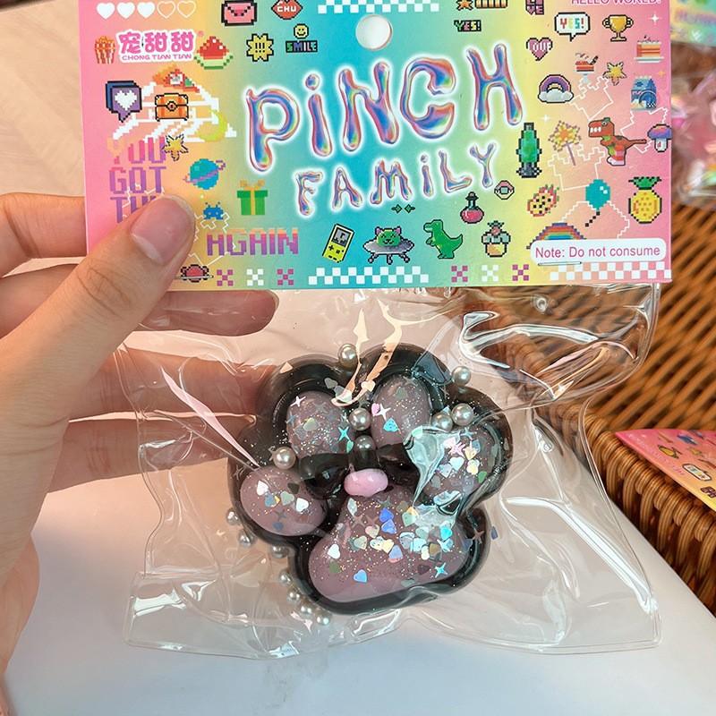 검은 바탕에 분홍색 점이 있는 큰 고양이 발톱