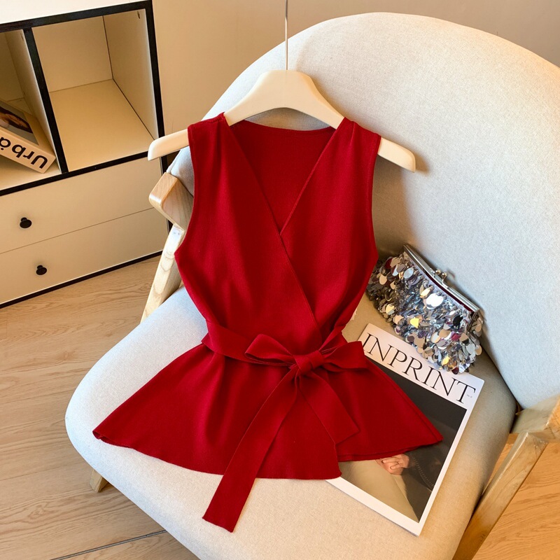 Retro Hong Kong Style V Neck Sleeveless Knitwear for Women in Summer Old Money Style Strappy High-End Waist Slimming Look Top