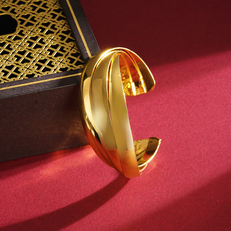 Nueva Arena de oro multi-capa de la Cruz de pulsera abierta no se desvanece durante mucho tiempo todo-Juego de las mujeres exageradas Luz de lujo de alto sentido de suministro directo de fábrica