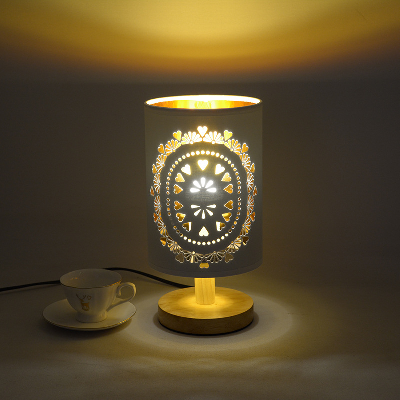[Xianfan] nueva lámpara de mesa hueca de madera maciza Nordic retro rico gran flor dormitorio sala de estar mesita de noche Lámpara decorativa
