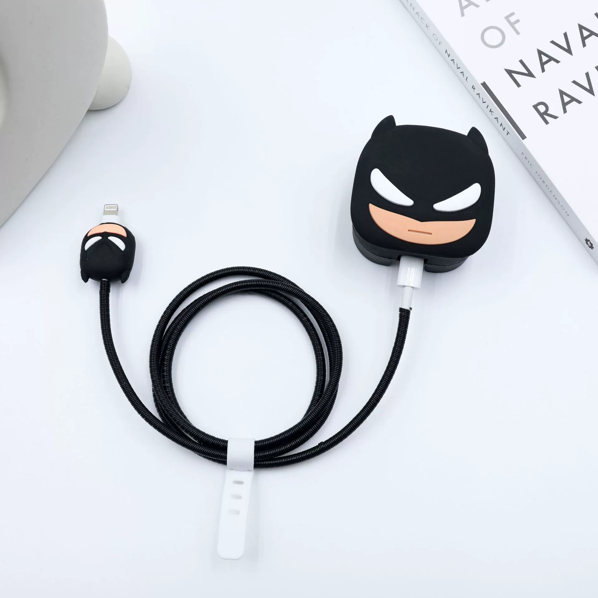 Электрический защитный чехол Batman подходит для трехконтактного защитного чехла зарядной головки Apple британского стандарта мощностью 25 Вт для предотвращения повреждения кабелей.