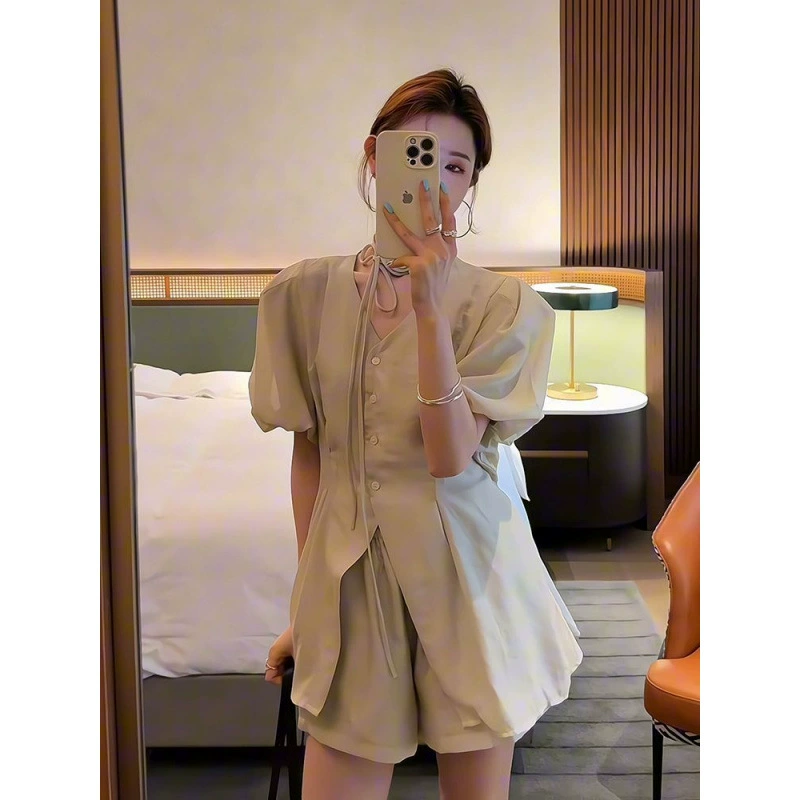 Элегантный костюм высокого класса для женщин 2025 года, французский новый стиль, рубашка с пышными рукавами и V-образным вырезом, широкие шорты с высокой талией, комплект из двух предметов