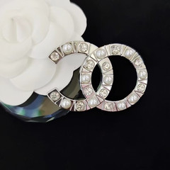 Trendy Striped Letter Brooch with Perfume Style Pearls and Water Diamonds, Unisex High-End Fashion Accessory, Made of High-Quality Alloy Material
